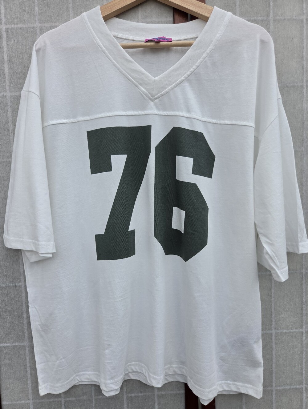 EDIKTED Oversized White Jersey Tee 76 V-Neck Streetwear Y2K Vintage Medium